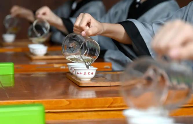 冬日煮茶指南：十大茶叶的暖心风味与煮饮技